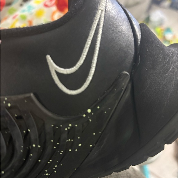 Nike Black Sneakers Modern Athletic Design - Picture 6 of 10